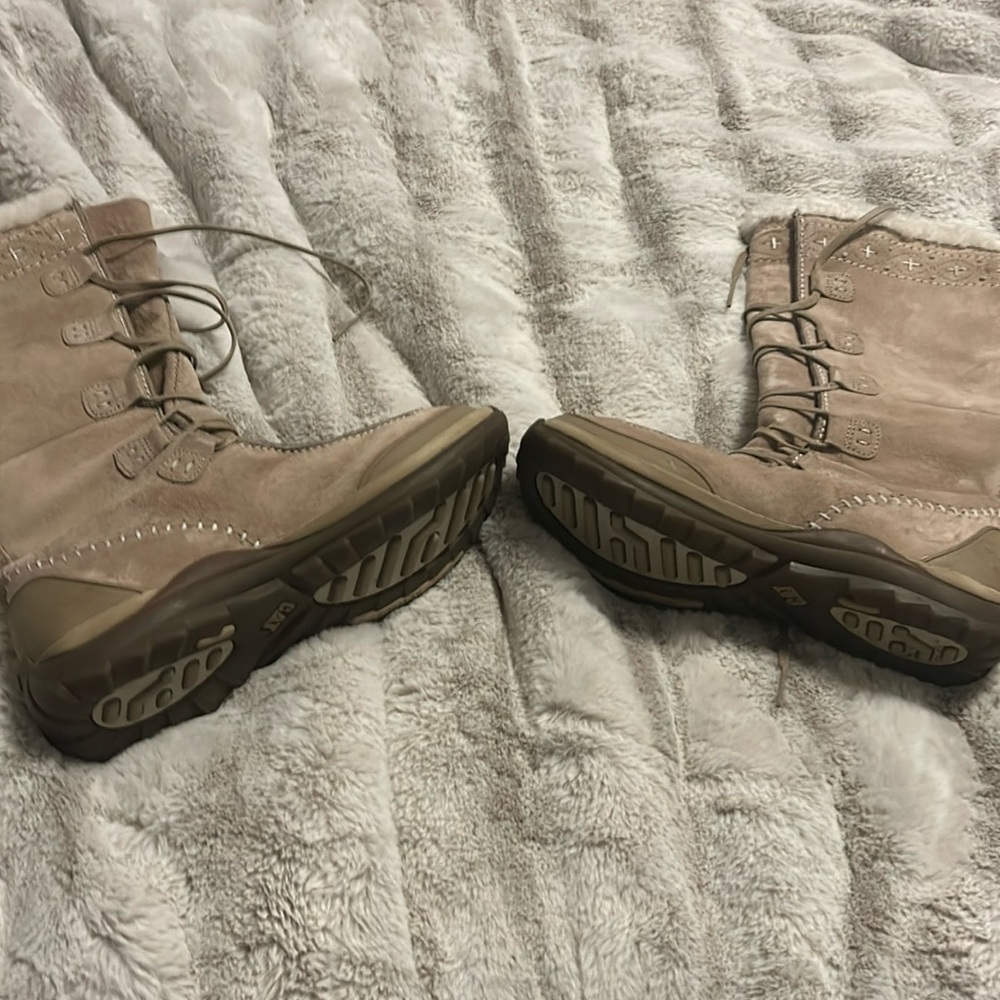 Gorgeous Caterpillar suede snow boots